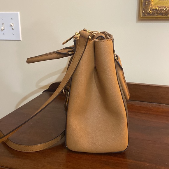 Michael Kors Sheila handbag medium. Excellent condition gently used twice. - Picture 5 of 10